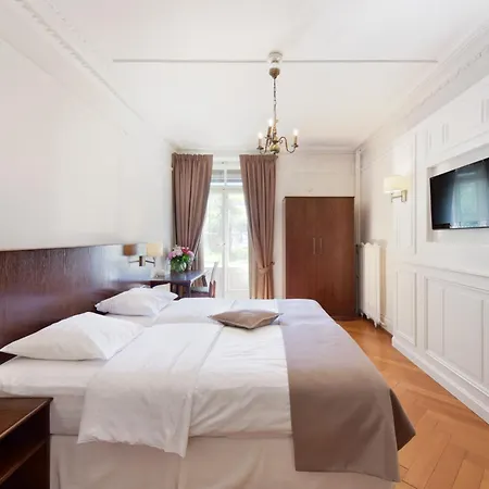 Otel J5 Helvetie & La Brasserie Montrö