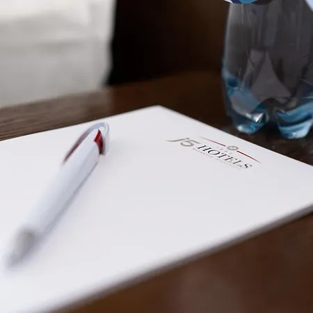 J5 Helvetie & La Brasserie Монтрё