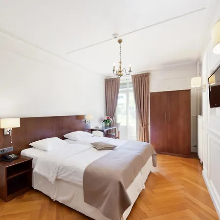 J5 Helvetie & La Brasserie 3* Μοντρέ
